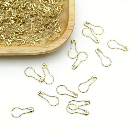Golden Snag-Free Pear Pins for hijabs featuring a smooth coil-free pear-shaped design with an elegant gold finish that prevents fabric snagging.