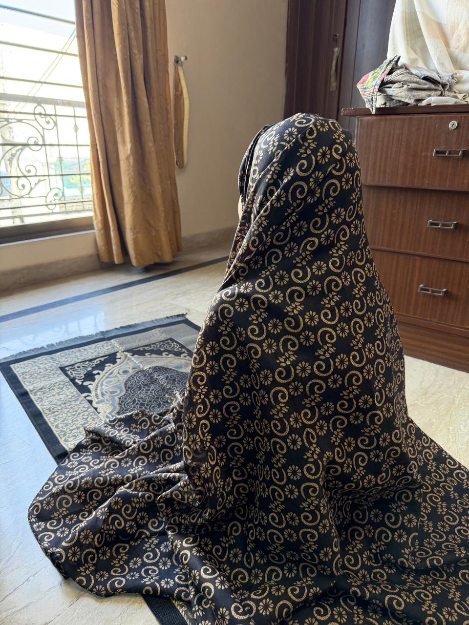 Black kids namaz chaadar with golden print elastic chin and sleeves modest prayer dress for girls
