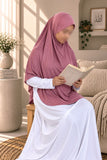 Young girl wearing a dusty rose Aynn Alif teens jersey makhna scarf with adjustable back elastic, designed for girls aged 11–16 years.