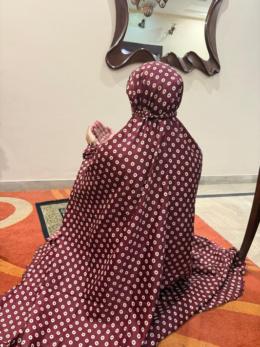 Maroon namaz chaadar with beige rings by Aynn Alif Pakistan featuring elastic sleeves, elastic headband, wudu-friendly design, breathable fabric, and full coverage prayer wear for women.