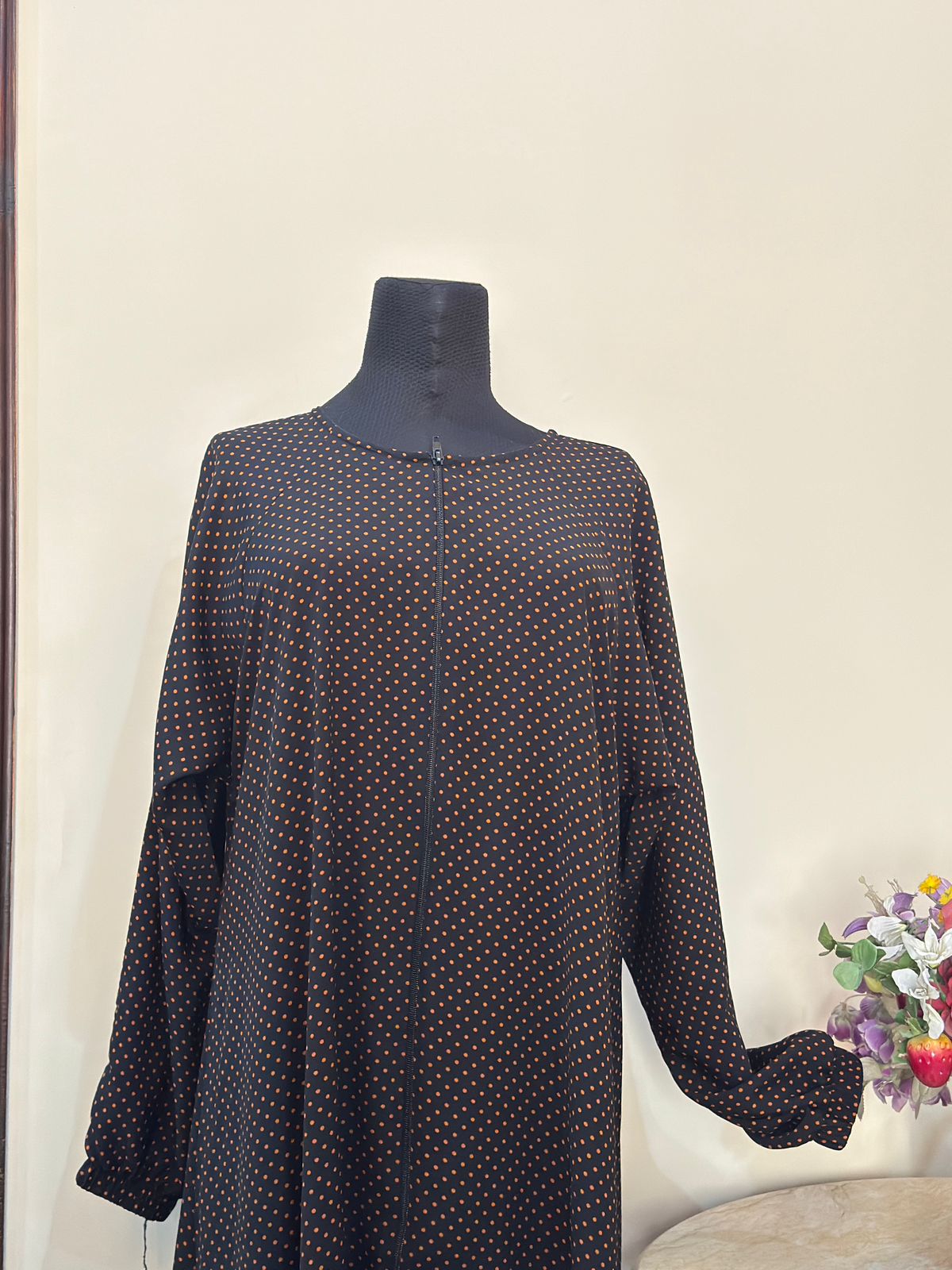 Polka dot zipper abbaya